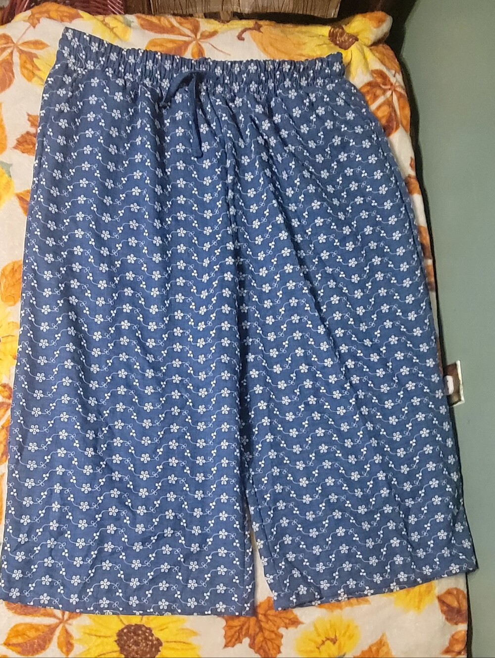 Womens blue wide-leg cropped palazzo pants with white floral vine print. Size 3X